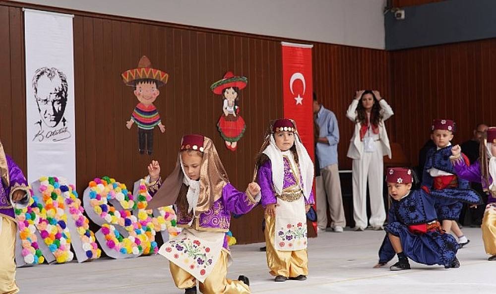 Seferihisar'da 23 Nisan coşkusu; Yarınların ışığı &ccedil;ocuklar sahnedeydi