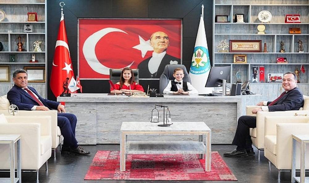 Başkanlık Koltuğu Bug&uuml;n &Ccedil;ocukların