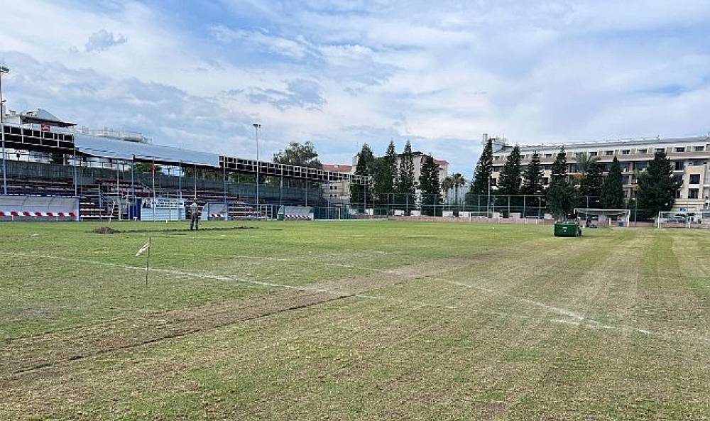 İl&ccedil;e stadı zemininde bakım &ccedil;alışmaları 