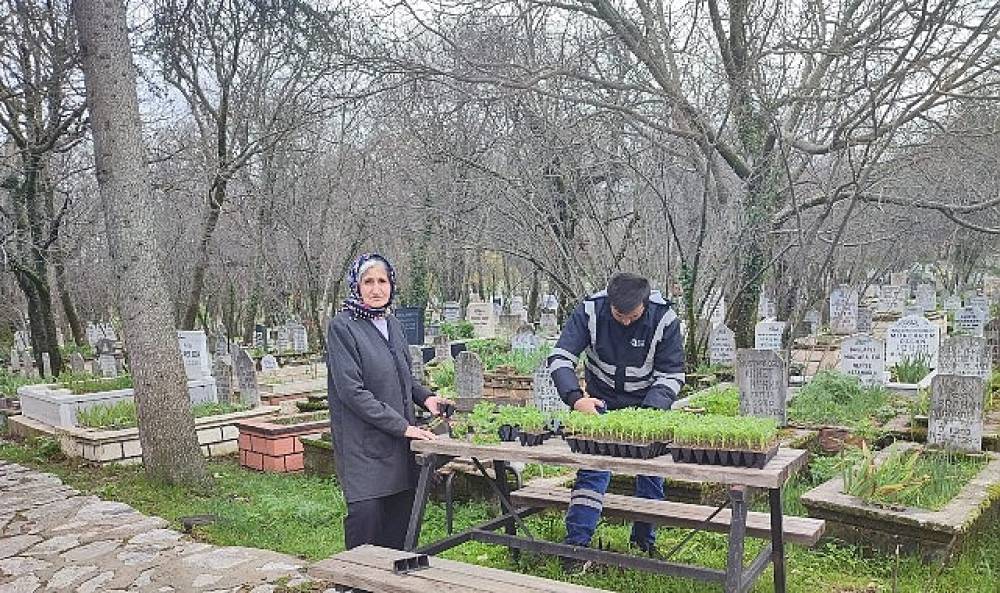 B&uuml;y&uuml;kşehir'in mezarlıklarda bayram hazırlığı s&uuml;r&uuml;yor