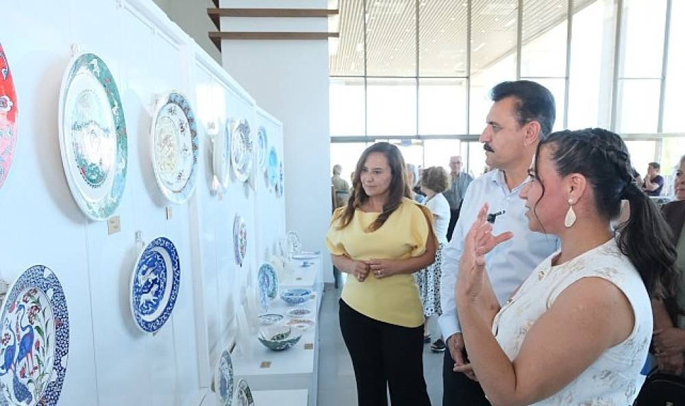 Dikili'de sanat r&uuml;zgarı: 7'den 70'e t&uuml;m kursiyerler yıl sonu coşkusunda buluştu