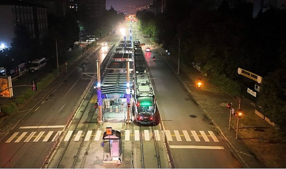 Ak&ccedil;aray'da &ccedil;ift dizi tramvayla yeni ulaşım d&ouml;nemi   