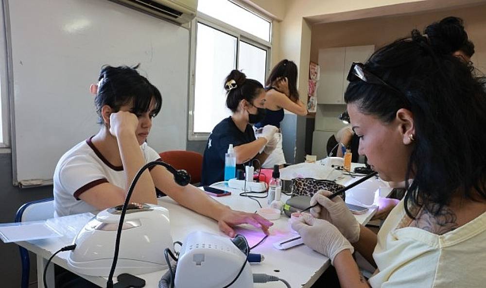 Bayraklı'da &Uuml;cretsiz Kurslar Kadınların Geleceğine Y&ouml;n Veriyor