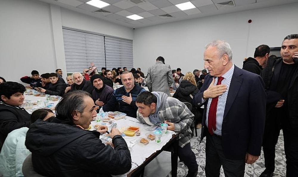 K&uuml;&ccedil;&uuml;k&ccedil;ekmeceliler, İftar Sofralarında Bereketi Paylaşıyor