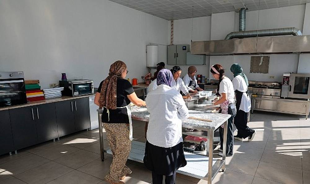 Konak'ta &uuml;retim durmuyor