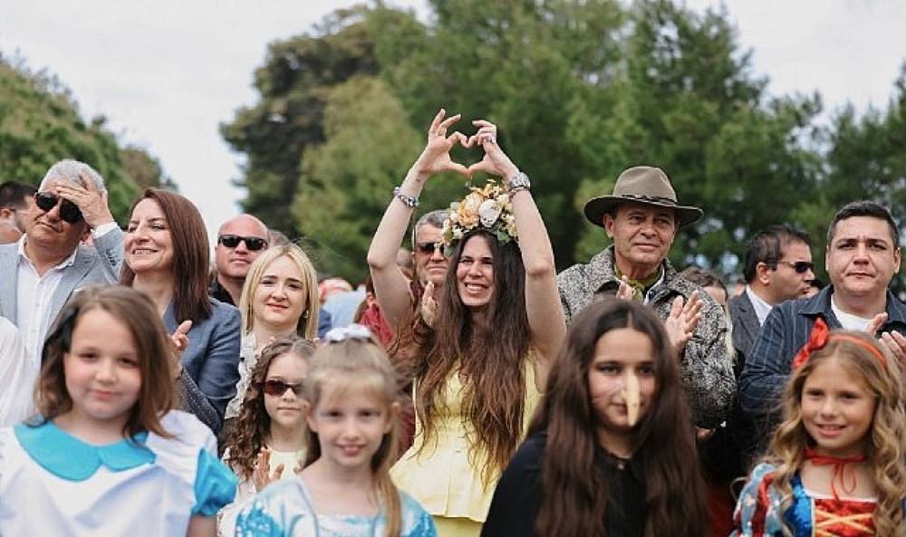 15. Uluslararası Ala&ccedil;atı Ot Festivali'nin g&ouml;rkemli korteji ve 23 Nisan gururu bir arada 