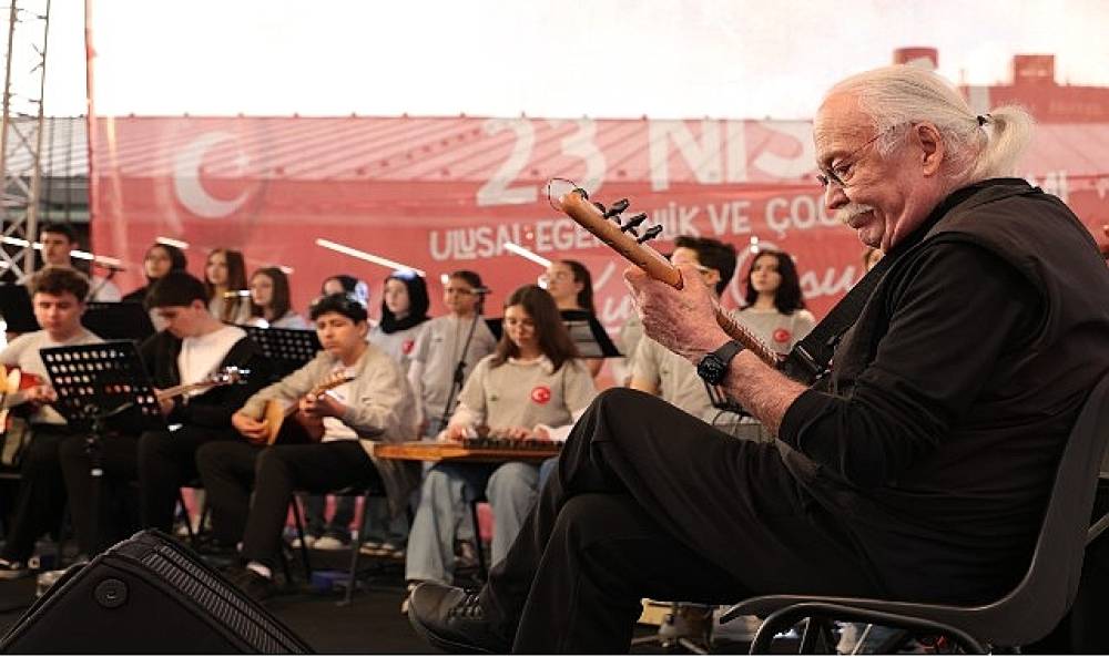 Usta Sanat&ccedil;ı Cahit Berkay Gen&ccedil;lerle Aynı Sahneyi Paylaştı