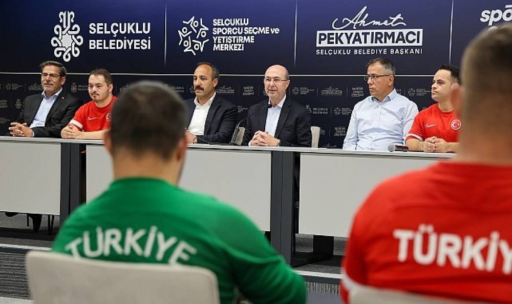 Başkan Pekyatırmacı Down Sendromlu Futsal Mill&icirc; Takımı ile Bir Araya Geldi