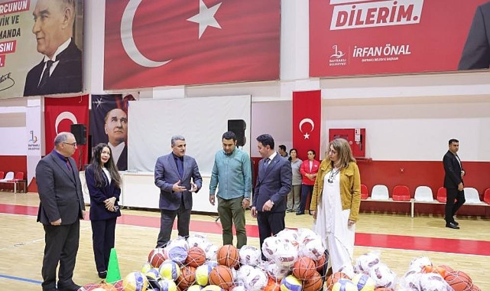 Bayraklı'daki Okullara Spor Malzemesi Desteği