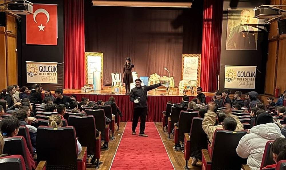 K&uuml;t&uuml;phaneler Haftası'nda &Ouml;ğrencilere Tiyatro Keyfi