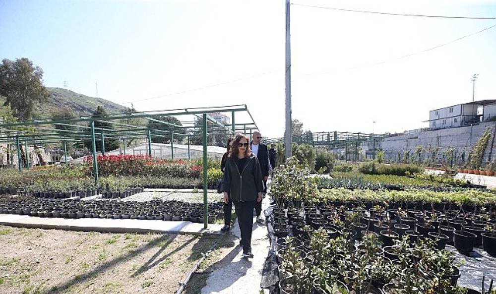 Karşıyaka Belediyesi &uuml;retiyor, parklar &ccedil;i&ccedil;ek a&ccedil;ıyor   