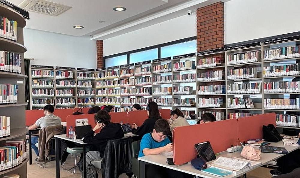 İzmit Millet K&uuml;t&uuml;phanesi bayramın ilk g&uuml;n&uuml; a&ccedil;ık