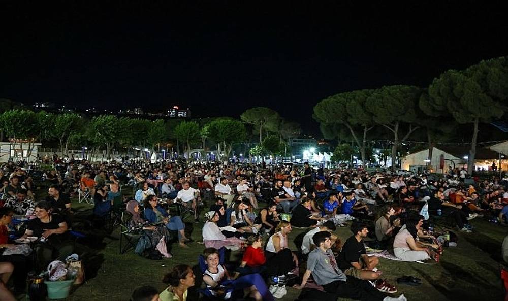 Başkan &Ccedil;er&ccedil;ioğlu Vatandaşları Tekstil Park ve Mimar Sinan Parkı'nın Eşsiz Atmosferinde A&ccedil;ık Hava Sineması ile Buluşturdu