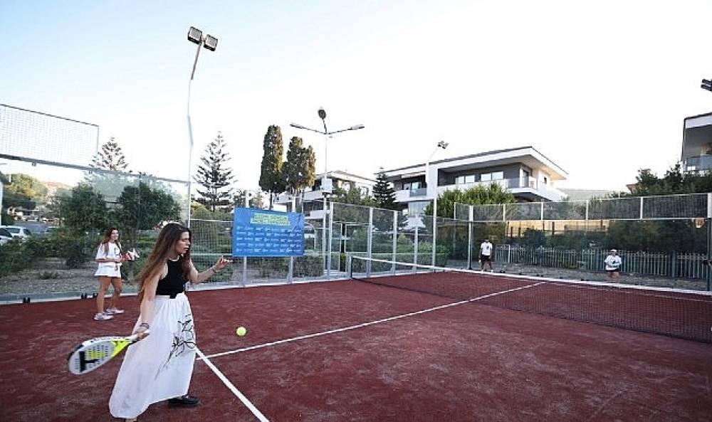 &Ccedil;eşme'de spora yeni yatırım: 16 Eyl&uuml;l Kurtuluş Parkı'na padel kortu kazandırıldı