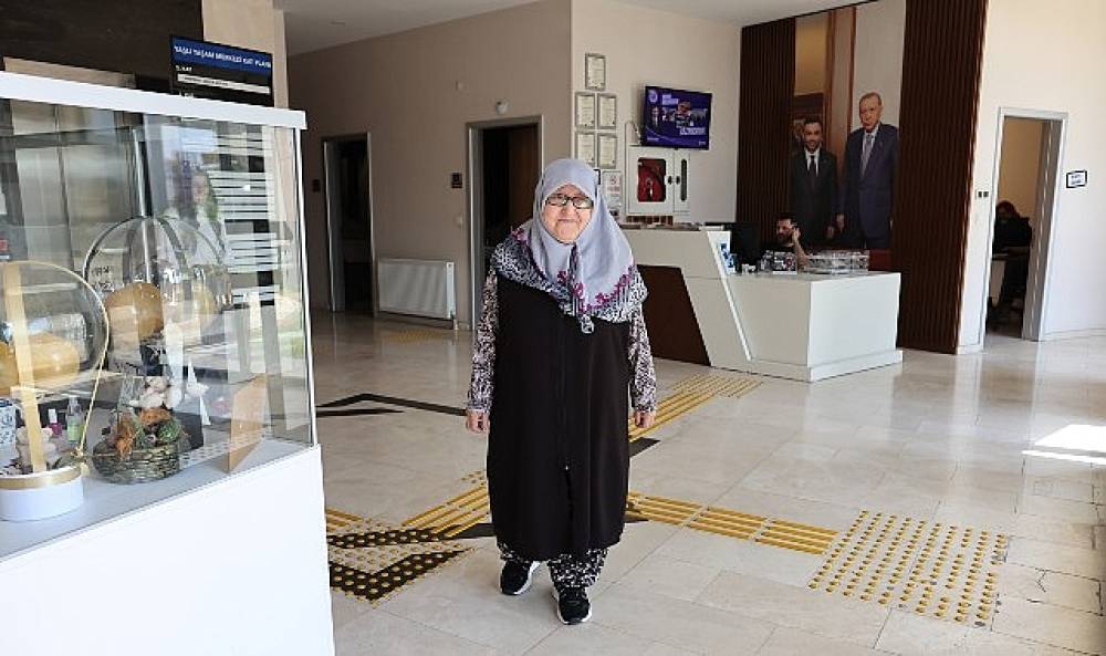 82 Yaşındaki Kadın, Sporla Bastonunu Attı