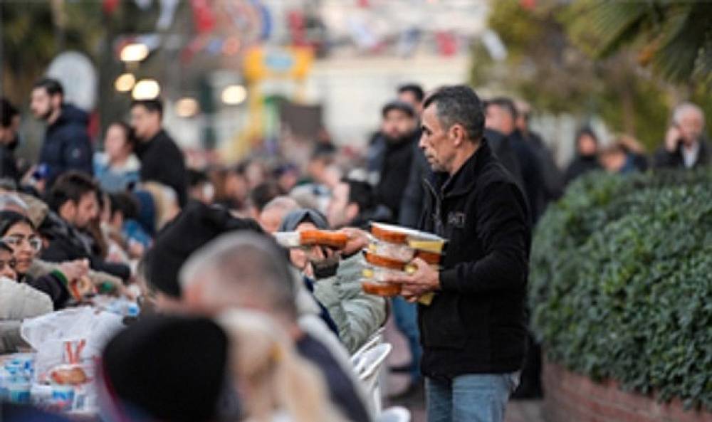 B&uuml;y&uuml;kşehir iftar sofrasını bu kez Karşıyaka'da kurdu