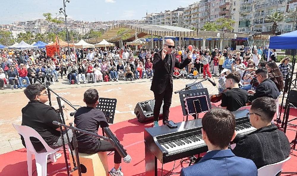 23 Nisan coşkusu Konak'tan yayıldı: &Ccedil;ocuk Şenliği'ne yoğun ilgi
