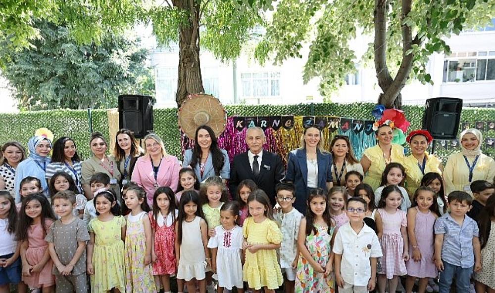 K&uuml;&ccedil;&uuml;k&ccedil;ekmeceli &Ouml;ğrencilerin Karne Sevinci