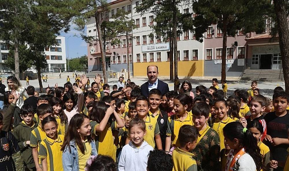 Başkan Altay Karne Alan T&uuml;m &Ouml;ğrencileri Tebrik Etti