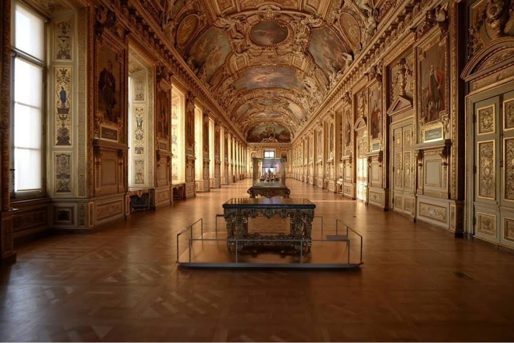 Louvre Müzesi'nde mücevher hırsızlığıyla ilgili iki şüpheli yakalandı