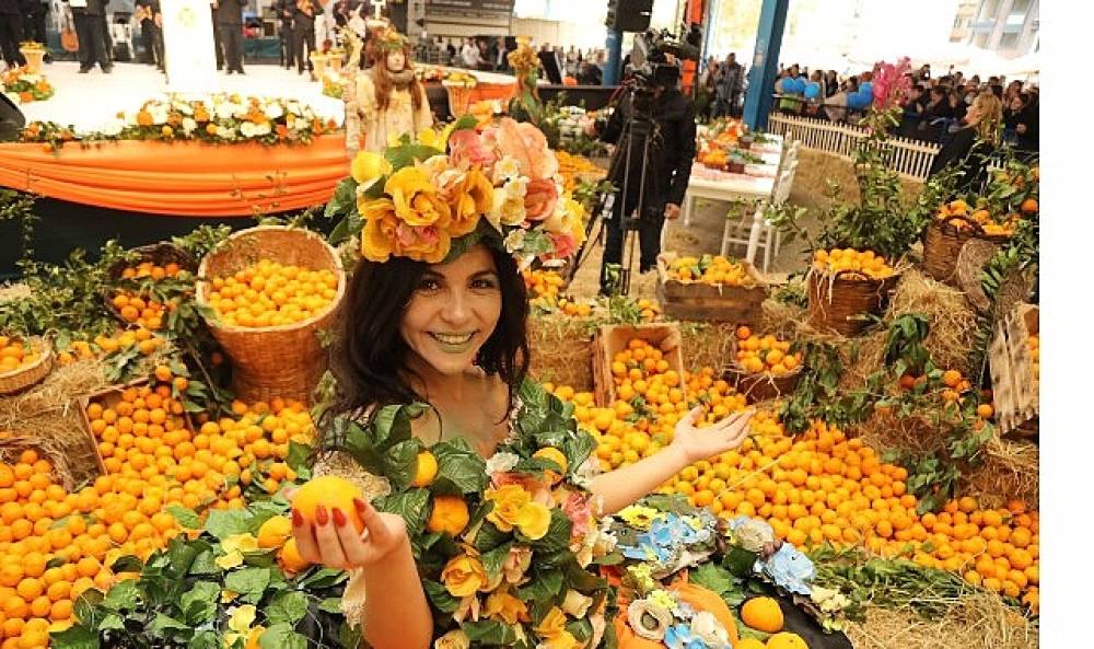 Seferihisar'ın köklü geleneklerinden biri olan Mandalina Şenliği, bu yıl 25'inci kez düzenleniyor. 