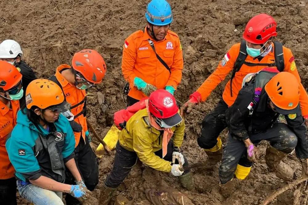 Endonezya'da toprak kayması felaketi: 48 &ouml;l&uuml;