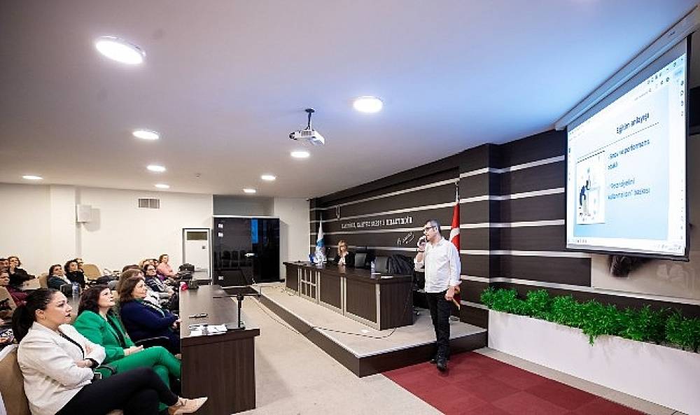 Narlıdere'de Kuşaklar Arası &Ccedil;atışma Konuşuldu