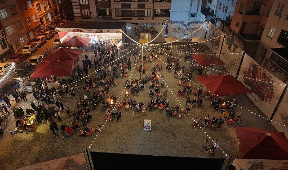 By Kafe'de ilk perde a&ccedil;ıldı: Ateş başında 'G&uuml;len G&ouml;zler' buluşması