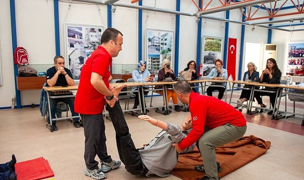 Karşıyaka Afet Gönüllüleri'nde 2. dönem kayıtları başladı