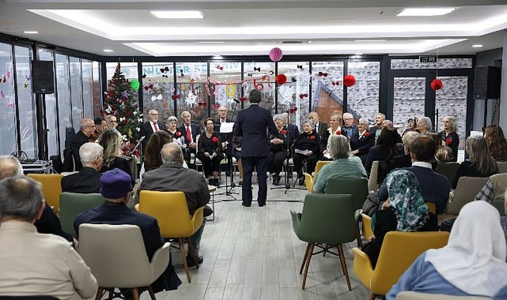 Nil&uuml;fer'de yaşlılar yeni yılı coşkuyla karşıladı