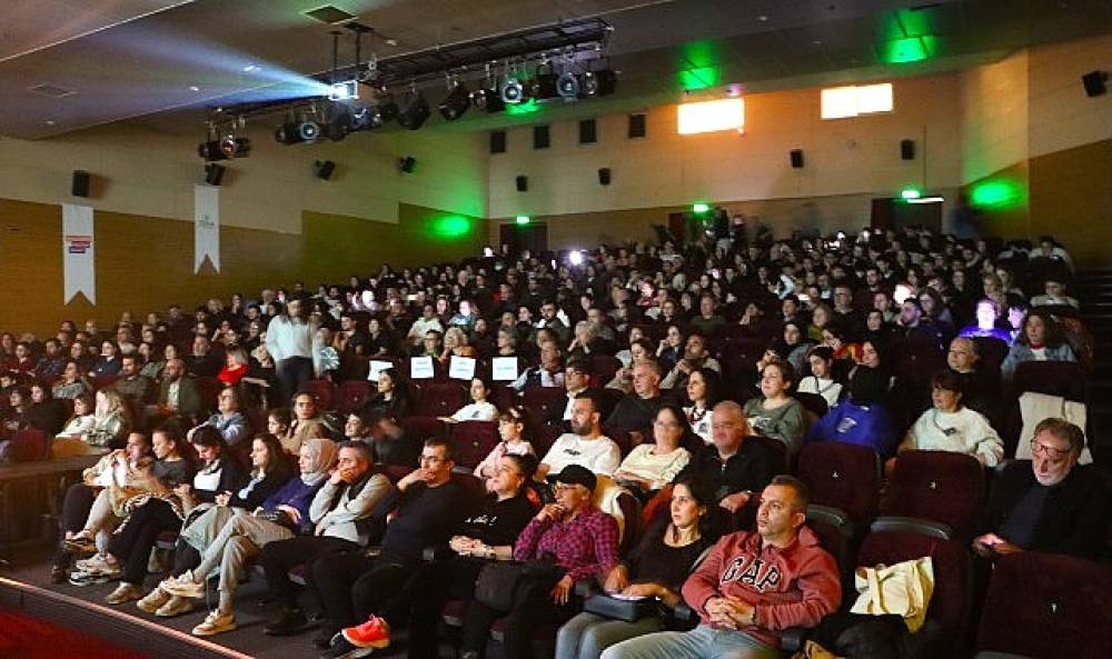 Maltepe'de D&uuml;nya Tiyatro G&uuml;n&uuml; &ldquo;Hamlet" ile Kutlandı