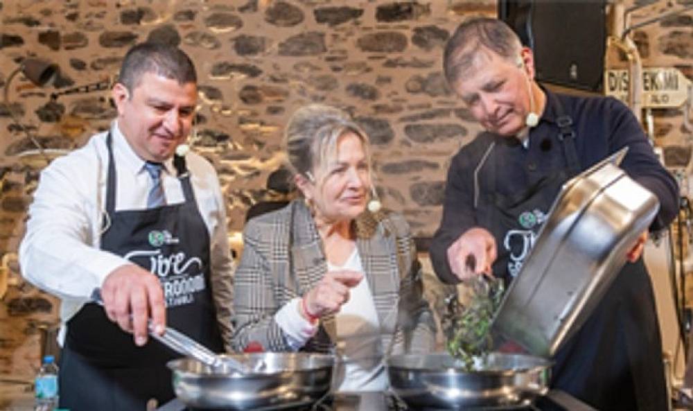 Başkan Tugay Tire'de &ouml;nl&uuml;k giydi, mutfağa girdi, yemek yaptı