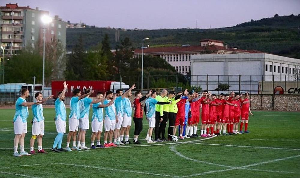 Gemlik'te İş&ccedil;i Bayramı Heyecanı Yeşil Sahaya Taşındı