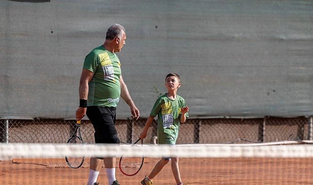 Yenişehir'de kuşaklar kortta buluştu