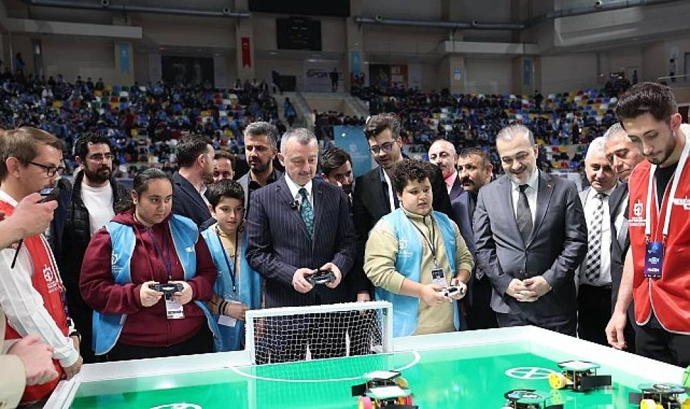  Başkan B&uuml;y&uuml;kakın, robot yarışmasına katıldı, Kocaelisporlu futbolcularla ma&ccedil; yaptı