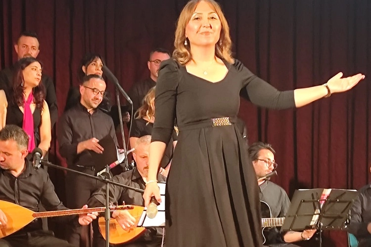 KAYSERİ’DE ÖĞRETMEN ÖZLEM UTAN’DAN ATA’YA SAYGI KONSERİ: COĞRAFYA SAHNELERİ SALLADI