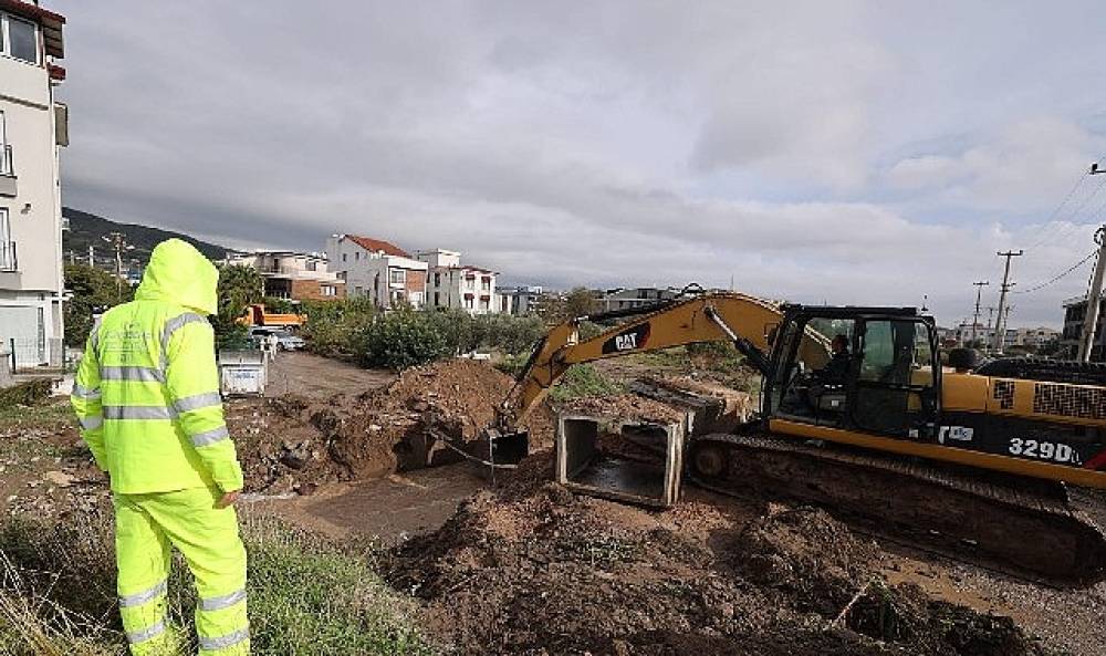 İzmir Büyükşehir Belediyesi ekipleri Bergama'da aşırı yağışlarla mücadele ediyor