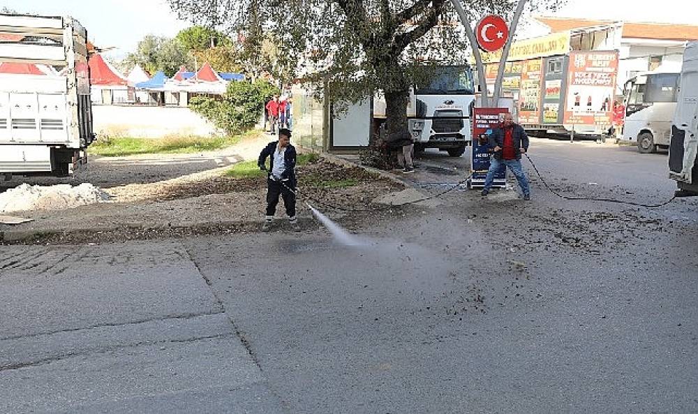 Menderes'te Caddeler Tertemiz