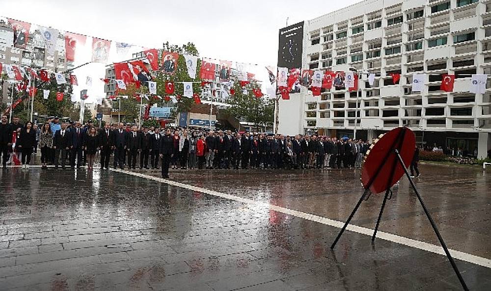Başkan Vekili Özdemir çelenk sunma törenine katıldı