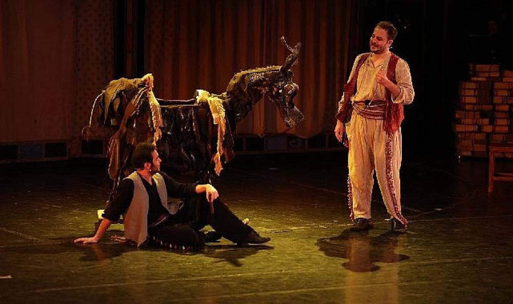 D&uuml;nya Tiyatro G&uuml;n&uuml;nde Sahne &Ccedil;i&ccedil;ek Bah&ccedil;esine D&ouml;nd&uuml;