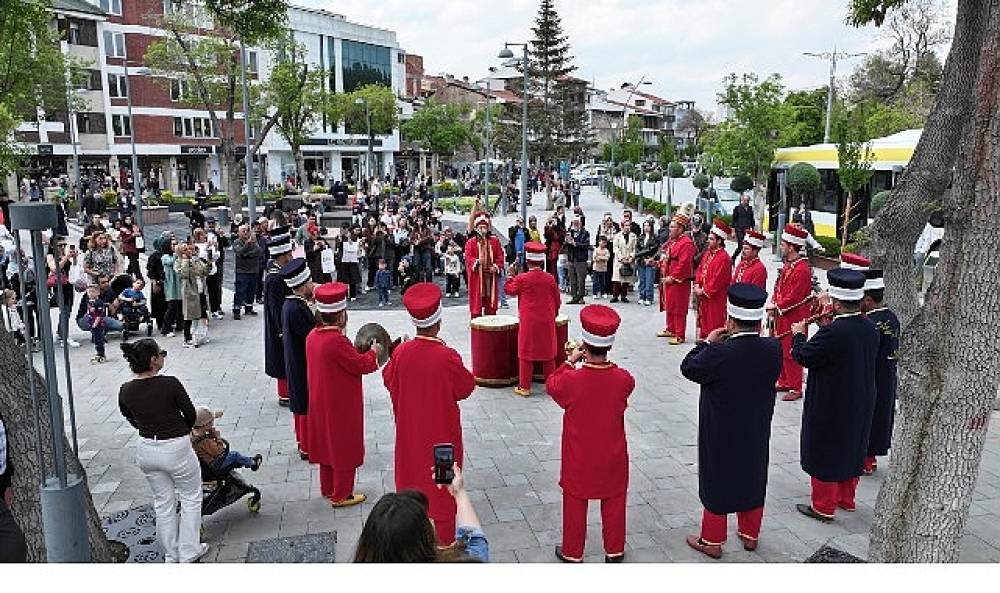 Konya B&uuml;y&uuml;kşehir Mehter Takımı İle Şehrin Meydanlarında Mehter Coşkusu S&uuml;r&uuml;yor   
