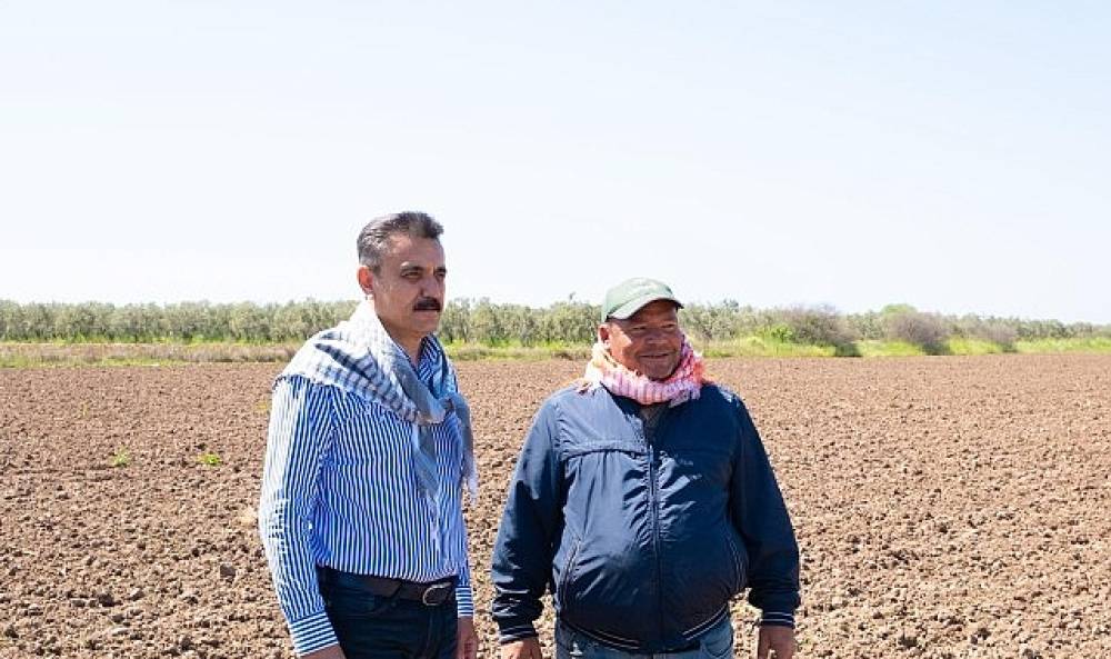 Başkan Kırg&ouml;z trakt&ouml;r başında: &ldquo;Bereketli bir sezon olsun" 