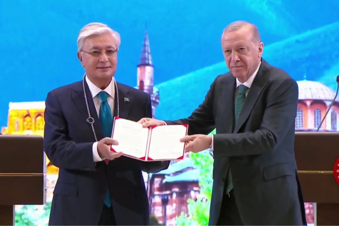 Devlet Nişanı ile Dostluğun Pekişmesi