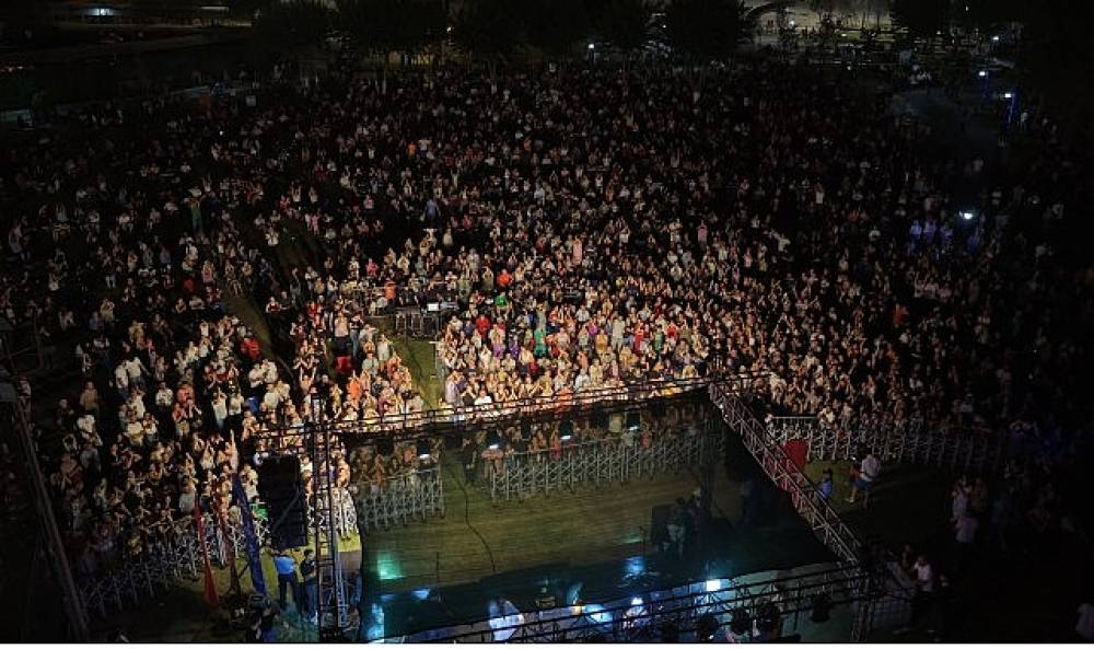 Başkan &Ccedil;er&ccedil;ioğlu'ndan Tekstil Park'ın Eşsiz Atmosferinde Yaz Konseri