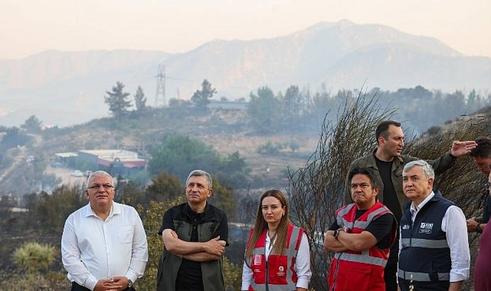 Antalya B&uuml;y&uuml;kşehir ekipleri orman yangınlarını s&ouml;nd&uuml;rme &ccedil;alışmalarına seferber oldu