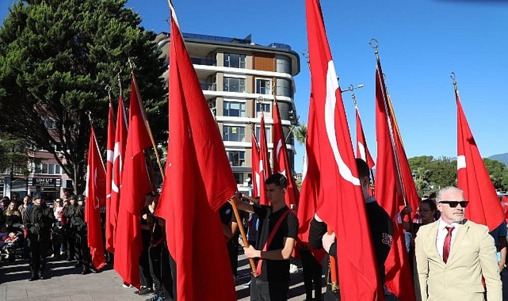  Edremit'te Cumhuriyet'in 102. Yılı Coşkuyla Kutlandı