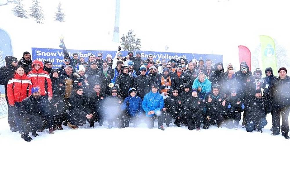 Osmangazi'den Uludağ'da Nefes Kesen Kar Voleybolu Ş&ouml;len