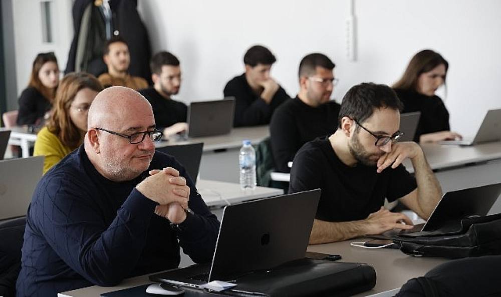 B&uuml;y&uuml;kşehir'den teknoloji meraklısı gen&ccedil;lere yapay zek&acirc; eğitimi  