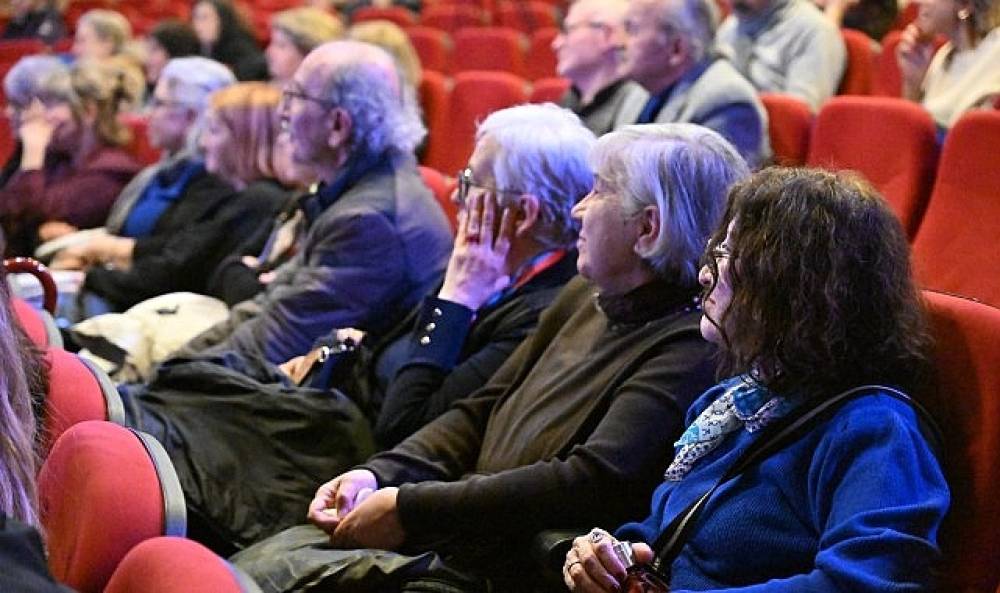   Nebil &Ouml;zgent&uuml;rk, Niobe Edebiyat/Sanat S&ouml;yleşileri'nde Manisalılarla Buluştu