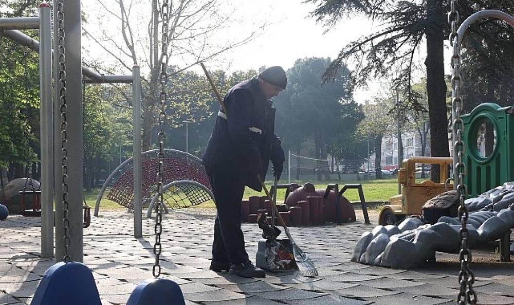 Osmangazi Belediyesi'nden Parklara G&uuml;nl&uuml;k Bakım Dokunuşu